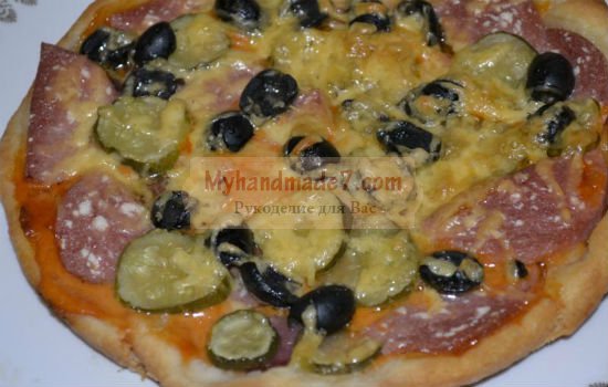 Пицца с колбасой и солеными огурцами. Рецепт с пошаговыми фото
