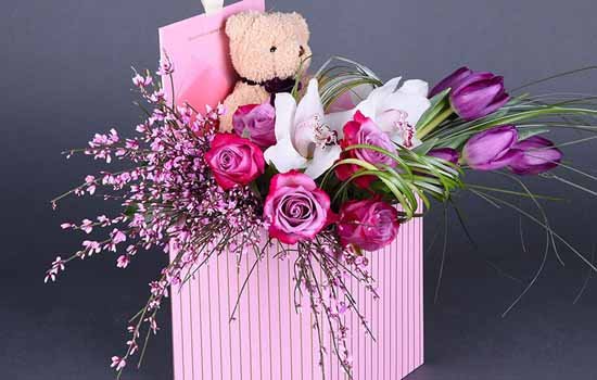 Цветы в коробке – роскошный подарок на все случаи жизни