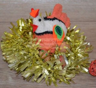 Игрушка из перчатки и фетра «Пасхальная курочка»: пошаговый мастер-класс с фото