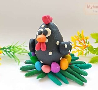 Детские поделки на Пасху. Пасхальная курочка, которая сидит на яйцах, из пластилина. Пошаговая инструкция с фото