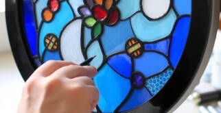 Создание витражной росписи на стекле: свет, цвет и история на вашей стене
