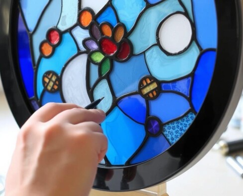 Создание витражной росписи на стекле: свет, цвет и история на вашей стене