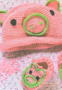 Вязаная шапочка и носочки \»Розовая свинка\»: схема и описание
