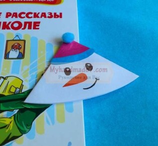 Зимние поделки с детьми из бумаги. Закладка — уголок снеговик. Мастер-класс с фото пошагово