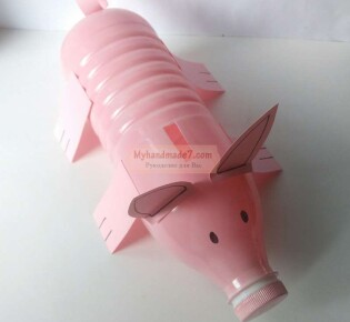 Поделка к Новому 2019 году «Копилка свинка» из бутылки: пошаговый мастер-класс и видео урок