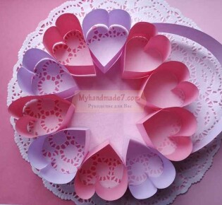 Простая поделка из цветной бумаги к 14 февраля \»Сердечный венок\». Пошаговая инструкция с фото