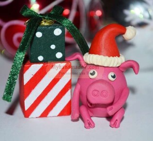 Новогодняя «Свинка в колпачке» из пластилина. Символ года 2019 своими руками. Пошаговый мастер-класс с фото