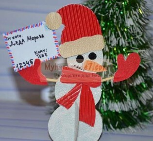 Зимние поделки с детьми.  «Снеговик-почтовик» из цветной бумаги: мастер-класс