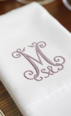 Искусство маленьких штрихов: как оживить салфетки вышивкой монограммы