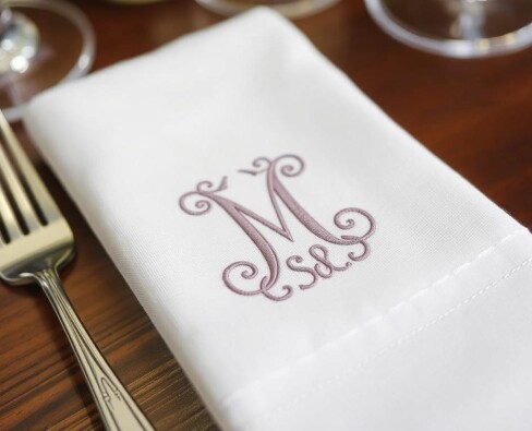 Искусство маленьких штрихов: как оживить салфетки вышивкой монограммы
